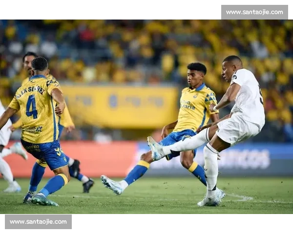 天空体育曝皇马售维尼修斯至沙特 标价 2.5 亿欧起